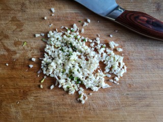 4、蒜蓉粉丝蒸金针菇——快手下饭就靠它,蒜去蒂切末。