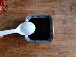 8、蒜蓉粉丝蒸金针菇——快手下饭就靠它,用味极鲜酱油，蚝油，一丢丢盐和鸡精，适量白糖调一个料汁。（口味根据个人喜好即可）