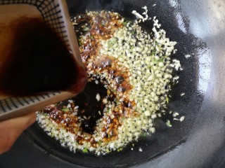 10、蒜蓉粉丝蒸金针菇——快手下饭就靠它,加入调好的料汁。