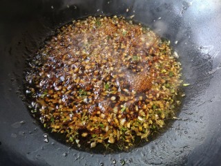 11、蒜蓉粉丝蒸金针菇——快手下饭就靠它,煮开至浓稠。