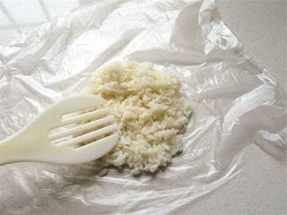2、熊猫杯子减肥便当,保鲜膜先擦一滴油防粘,然后将温热米饭平铺在保鲜膜上