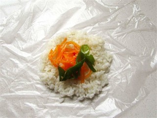 3、熊猫杯子减肥便当,将家常菜或咸菜夹一点放在米饭上,菜不要放得太多