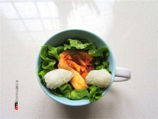 11、熊猫杯子减肥便当,另外取米饭揉成两个胳膊放在杯子上