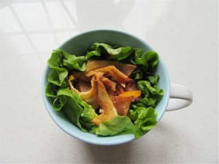 10、熊猫杯子减肥便当,杯子一个,里面先铺上生菜可以增加颜值伯哦,然后装入适量家常菜,装到杯口部位