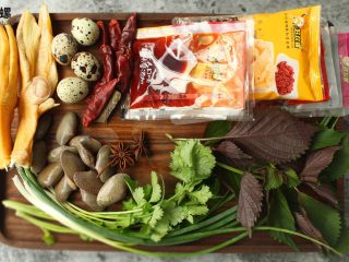 1、暴爽花甲鸭脚煲丨大嘴螺,食材类目图，一袋螺蛳粉内包含有：红油、卤水、腐竹花生、酸豆角、酸笋、木耳，这些配料都是这道菜的重中之重
