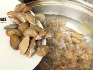 7、暴爽花甲鸭脚煲丨大嘴螺,烧水，待水沸腾后放花甲煮5分钟，不需要太熟