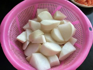 6、一锅炖  番茄萝卜炖牛腩,萝卜切滚刀。