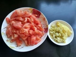 7、一锅炖  番茄萝卜炖牛腩,番茄去皮切碎，生姜切片，小米椒切碎，干辣椒也切碎。