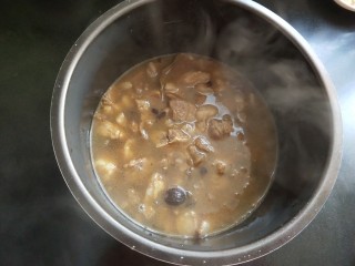 14、一锅炖  番茄萝卜炖牛腩,倒入电压力锅中。