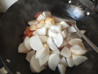 18、一锅炖  番茄萝卜炖牛腩,倒入萝卜，放盐，再放切好的小米椒。