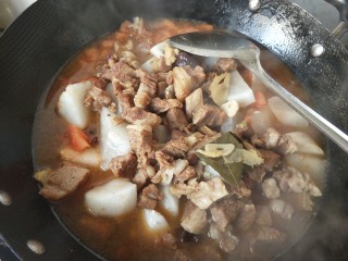 19、一锅炖  番茄萝卜炖牛腩,倒入炖好的牛腩，大火烧开后转小火。