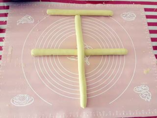 7、超超超超详细的芋圆教程,地域不同品种不同的红薯湿度也不一样，如果搓的时候老是崩溃的散开，就证明太干了，需要加点点水继续揉~