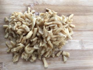 1、萝卜干炒蚬肉（麻辣风味）,细条萝卜干反复洗几遍去咸，再切好。