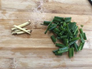 4、萝卜干炒蚬肉（麻辣风味）,姜，葱花切好。