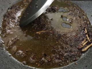 7、萝卜干炒蚬肉（麻辣风味）,炒出香味，一定要小火。