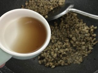 9、萝卜干炒蚬肉（麻辣风味）,延锅边倒入料酒继续翻炒。