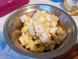 5、红烧鸡肉香菇,豆腐泡切片儿。