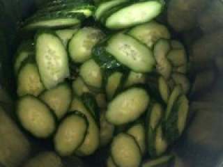 1、自制【韩式部队火锅】,黄瓜切片。