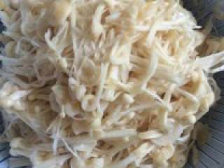 2、自制【韩式部队火锅】,准备好的金针菇洗干净弄小丝一点。