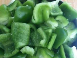 4、自制【韩式部队火锅】,青椒切块。