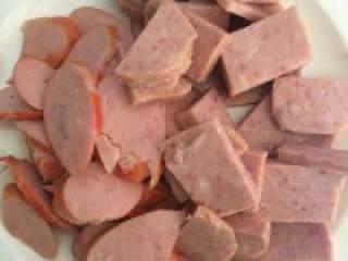 5、自制【韩式部队火锅】,午餐肉和红肠切成块。