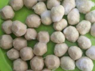 6、自制【韩式部队火锅】,准备好的丸子洗干净。