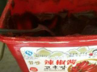 8、自制【韩式部队火锅】,准备好的韩式辣酱。