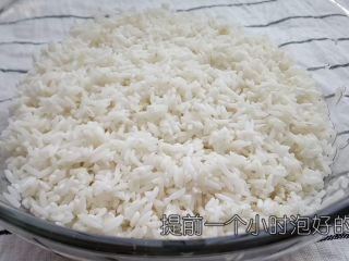 1、腊味煲仔饭,提前一个小时泡好米