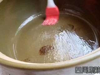 4、腊味煲仔饭,砂锅里面刷油