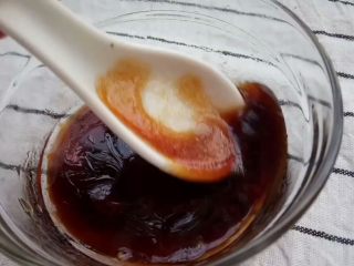 11、腊味煲仔饭,白砂糖一勺 水1勺 搅拌均匀