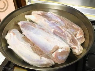 2、酱金钱腱,冷水下锅焯水。