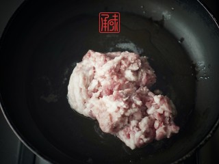 2、东北炸酱面,我们先来制作炒酱料的部分。