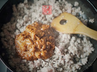 4、东北炸酱面, 酱的比例和肉的整体比例是1:1,酱料的搭配分别是豆瓣酱和东北大酱,4:1的比例,如果你很喜欢东北大酱的味道可以多加一些。