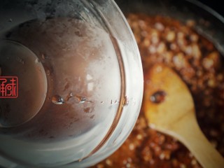 7、东北炸酱面,带全部混合并炒好后,放入少量的水,水开后转至小火,肉酱料需要熬制15分钟左右,在这15分钟要时常搅拌酱料,否则会糊锅底。