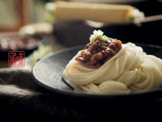 12、东北炸酱面,将酱料搭配在面条上,一份好吃的东北炸酱面就做好了。