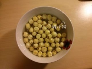 1、【斑纹豆沙莲蓉月饼】自制红豆沙+白莲蓉,准备【自制白莲蓉】：干莲子100G提前一夜用清水浸泡