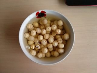 2、【斑纹豆沙莲蓉月饼】自制红豆沙+白莲蓉,浸泡吸水后的样子