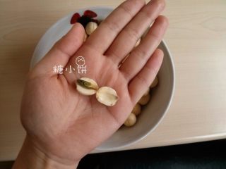 3、【斑纹豆沙莲蓉月饼】自制红豆沙+白莲蓉,浸泡过的莲子很轻松就可以掰开，将莲心取出不用，如果舍不得丢弃莲心的话可以用来泡茶喝。