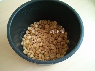 4、【斑纹豆沙莲蓉月饼】自制红豆沙+白莲蓉,将去掉莲心的莲子放入高压锅中，加水至几乎刚好没过所有材料，电高压锅上汽后压40分钟，自然放气后开盖。