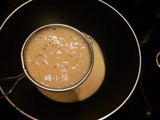 6、【斑纹豆沙莲蓉月饼】自制红豆沙+白莲蓉,用筛网过滤一下，可以很轻松滤过去，其实已经几乎没有大颗粒了，只是以防万一。