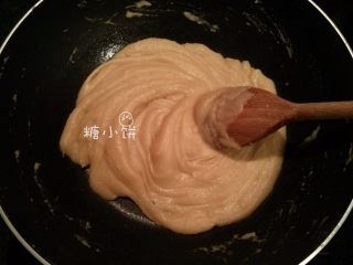 8、【斑纹豆沙莲蓉月饼】自制红豆沙+白莲蓉,水分渐渐变少后可以转中火，继续保持不停搅拌翻炒