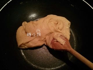 9、【斑纹豆沙莲蓉月饼】自制红豆沙+白莲蓉,直至可以成团的状态后离火。这个量我粗略地称了一下得成品大概250多克