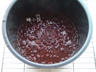 12、【斑纹豆沙莲蓉月饼】自制红豆沙+白莲蓉,同样是加水至刚好没过材料，电高压锅上汽后压40分钟，自然放气后开盖