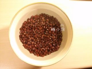 10、【斑纹豆沙莲蓉月饼】自制红豆沙+白莲蓉,准备【自制红豆沙】：红豆200G提前一夜用清水浸泡