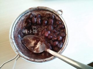 13、【斑纹豆沙莲蓉月饼】自制红豆沙+白莲蓉,因为红豆有皮，所以不用搅拌机直接过筛，用勺子碾压，在过筛的过程中也把豆皮滤掉了