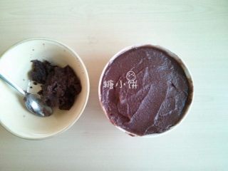 15、【斑纹豆沙莲蓉月饼】自制红豆沙+白莲蓉,全部过筛好的样子，图左碗里是最终剩下的没有筛过去的，图右是豆沙部分