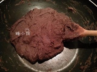 16、【斑纹豆沙莲蓉月饼】自制红豆沙+白莲蓉,水分渐渐变少后可以转中火，继续保持不停搅拌翻炒