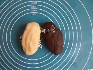 17、【斑纹豆沙莲蓉月饼】自制红豆沙+白莲蓉,【制作月饼】：两种馅料都分别取140G