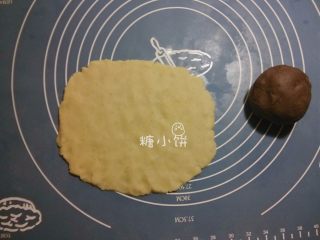 18、【斑纹豆沙莲蓉月饼】自制红豆沙+白莲蓉,用手把每种馅料都压扁，大约成矩形的样子