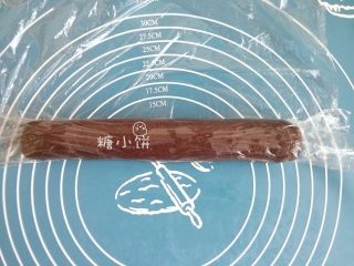 19、【斑纹豆沙莲蓉月饼】自制红豆沙+白莲蓉,把两片馅料叠在一起，卷起来